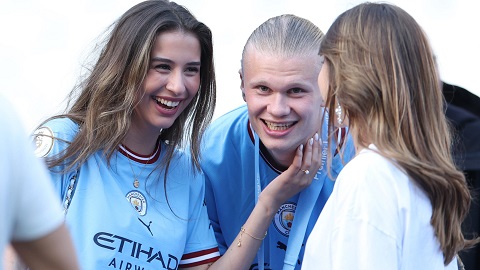  Isabel Johansen Bạn gái Haaland khoe vẻ ngọt ngào tại lễ bốc thăm Champions League
